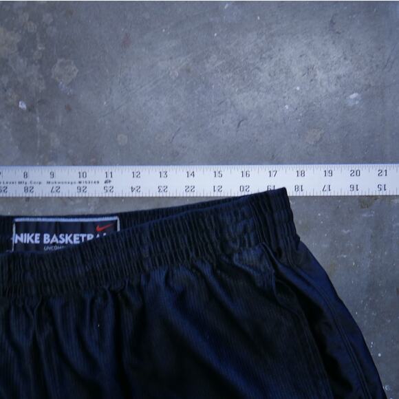 Vintage 2000s Nike Basketball Black Gym Shorts - Picture 3 of 5